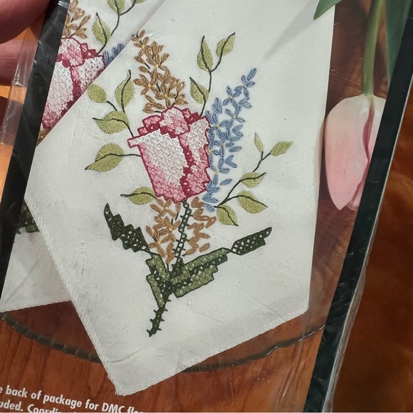 New Vintage Bucilla Stamped Cross-stitch Napikns tulips, and ribbons kit 90s - Picture 2 of 6